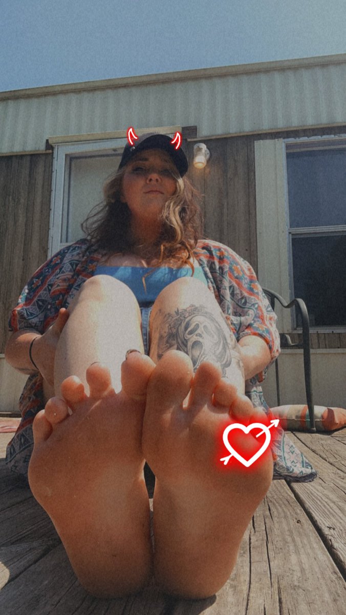 Savvyhope13's tweet photo. I also make feet content! If y’all message me, I have a menu 🫶🏻 #ineedcarparts https://t.co/c0wqJY8DlC