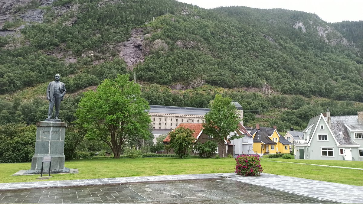 Nylsa_'s tweet photo. ¡Un saludo para @Pedro_Torrijos desde Rjukan! Siento contar que los espejos llevan sin funcionar desde el invierno pasado por, según parece, falta de mantenimiento por parte del ayuntamiento. Pero se pueden seguir viendo en lo alto de la montaña desde la plaza del pueblo. https://t.co/ZuhmXBUDZQ
