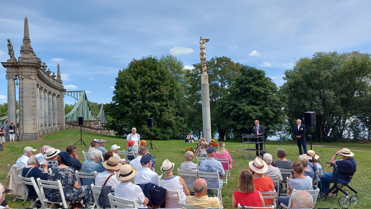 Gegen das Vergessen: Gedenken an die Opfer der Mauer in #Potsdam an der GlienickerBrücke mit <a href="/BurkhardExner/">Burkhard Exner</a>, <a href="/ManjaSchuele/">Manja Schüle</a> und Ulrike Liedtke.  Mehr als 140 Menschen sind an der innerdeutschen Grenze gestorben.