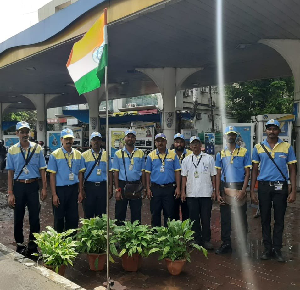 BPCL Retail forecourt team celebrating #AzadiKaAmritMahotsav in true spirit in honour of national tri colour and doing their best in the national mission of #HarGharTiranga at M/s Famous Auto, Pune @BPCLRetail @BPCLimited @subhankarRcgc @rakeshsinhabpc