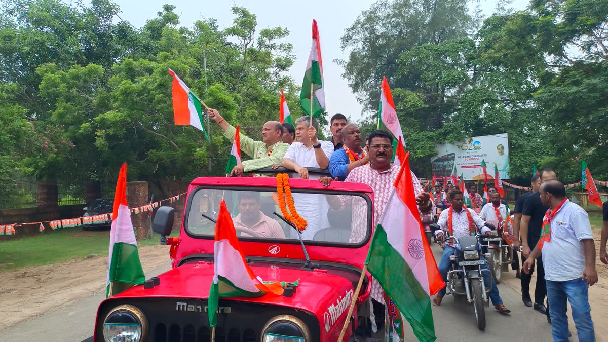 SamalManmohan7's tweet photo. #9YearsOfSeva #ManmohanSamal #Odisha #harghartiranga 
ପୁରୀ ଜିଲ୍ଲା କୋଣାର୍କଠାରେ ଅନୁଷ୍ଠିତ ତ୍ରିରଙ୍ଗା ଶୋଭାଯାତ୍ରାରେ ସାମିଲ ହେଲେ ରାଜ୍ୟ ବିଜେପି ସଭାପତି ଶ୍ରୀଯୁକ୍ତ ମନମୋହନ ସାମଲ। କୋଣାର୍କର ବନାଖଣ୍ଡିରୁ ଆରମ୍ଭ ହୋଇ ଏହି ଯାତ୍ରା ଚନ୍ଦ୍ରଭାଗା ଦେଇ ବିଶ୍ୱଐତିହ୍ୟ ସୂର୍ଯ୍ୟମନ୍ଦିରଠାରେ ସମାପ୍ତ ହୋଇଥିଲା । ଏହି ଅବସରରେ ପ୍ରତ୍ୟେକ ଭାରତୀୟ ନିଜ ଘରେ ତ୍ରିରଙ୍ଗା ପତାକା ଉଡାଇବାକୁ ରାଜ୍ୟ ସଭାପତି ଅନୁରୋଧ କରିଥିଲେ। କେନ୍ଦ୍ର ରେଳମନ୍ତ୍ରୀ ଶ୍ରୀ ଅଶ୍ୱିନୀ ବୈଷ୍ଣବ, ଜିଲ୍ଲା ସଭାପତି ଆଶ୍ରିତ ପଟ୍ଟନାୟକ, ପୂର୍ବତନ ସାଂସଦ ତଥା ଏସ୍‌ସି ମୋର୍ଚ୍ଚା ରାଜ୍ୟ ସଭାପତି ଡ.ବିଭୁ ପ୍ରସାଦ ତରାଇ, ପୂର୍ବତନ ବିଧାୟକ ବାଇଧର ମଲ୍ଲିକ ପ୍ରମୁଖ ସାମିଲ ହୋଇଥିଲେ।