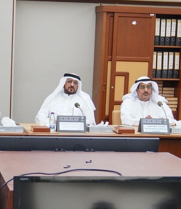 اجتمعت لجنة التنسيق و المتابعة من الجمعية الكويتية للإبل و موروثها الشعبي و مجموعة من ملاك الحلال مع لجنة البيئة و الأمن الغذائي في مجلس الأمة والتي يترأسها الدكتور حمد المطر .

وبحضور عبد الهادي العجمي و العديد من ممثلي الجهات الحكومية كوزارة التجارة و الهيئة العامة الزراعة و