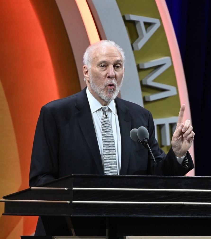 Gregg Popovich 🗣️

"Mon message pour conclure est le suivant : les victoires et les défaites c'est des conneries. Tous les hauts et les bas c'est des conneries. C'est illusoire, cela n'existe pas vraiment. Ce qui existe, c'est de voir ces gars et leurs enfants, ces relations avec