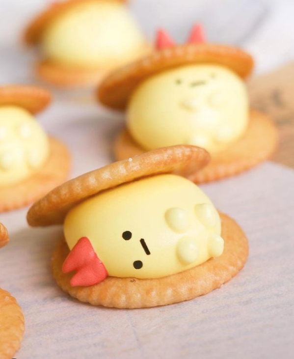 daily_dolce's tweet photo. Meringue cookie sandwiches made by kait.chen 💛 https://t.co/uoZxQvkuve