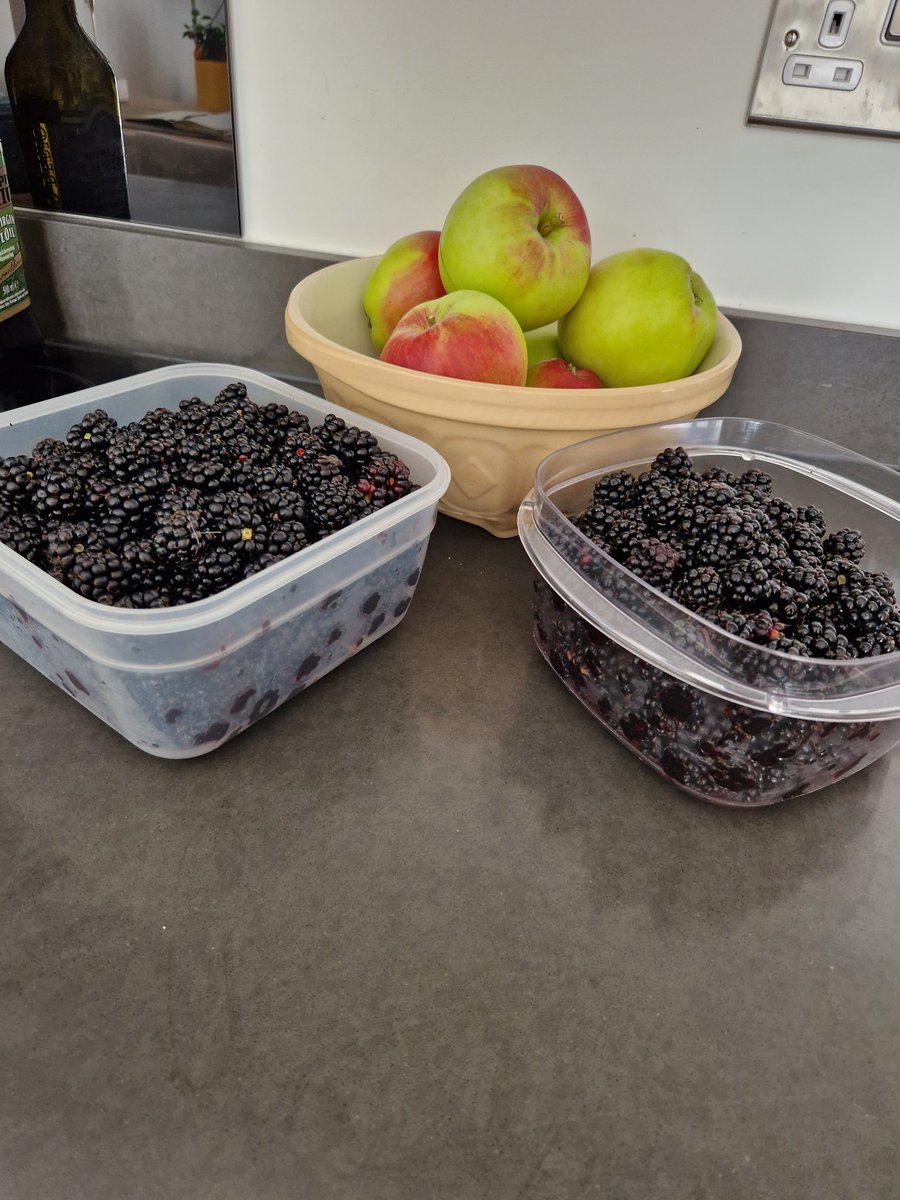 davidbrenchley's tweet photo. Not a bad haul for a Sunday afternoon #letsgetreadytocrumble https://t.co/111tqgwRBO