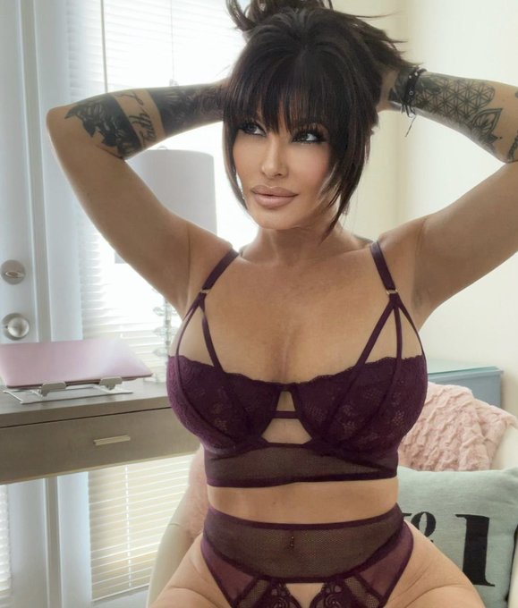 When she gives you that look. 🤍🤍🤍 https://t.co/HQYvbNsmvG<a href="/tag/girlsnight"class="tags"><span>#girlsnight</span></a>