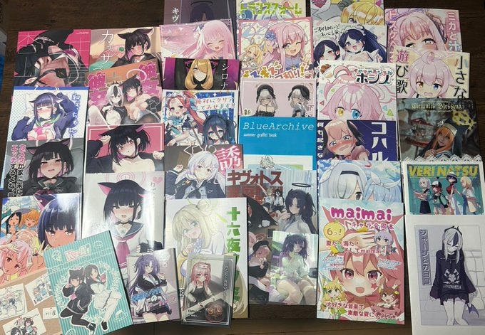 コミケ戦利品&頂いた本、差し入れ沢山ありがとうございました!(何個か食べてて無いです)休憩中に頂きます🙏