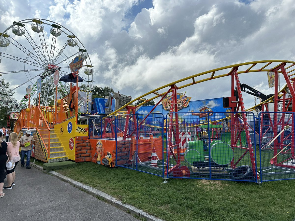 jooey57's tweet photo. 1776. Verrückte Baustelle - Volksfest VS 🇩🇪 #coastercount
Et le dernier coaster arrivé sur les foires allemandes, thématisé sur les travaux ironie vu que c’est le pays des travaux, 11 sur 11 et un superbe week-end ! https://t.co/vxhjn1aAtr