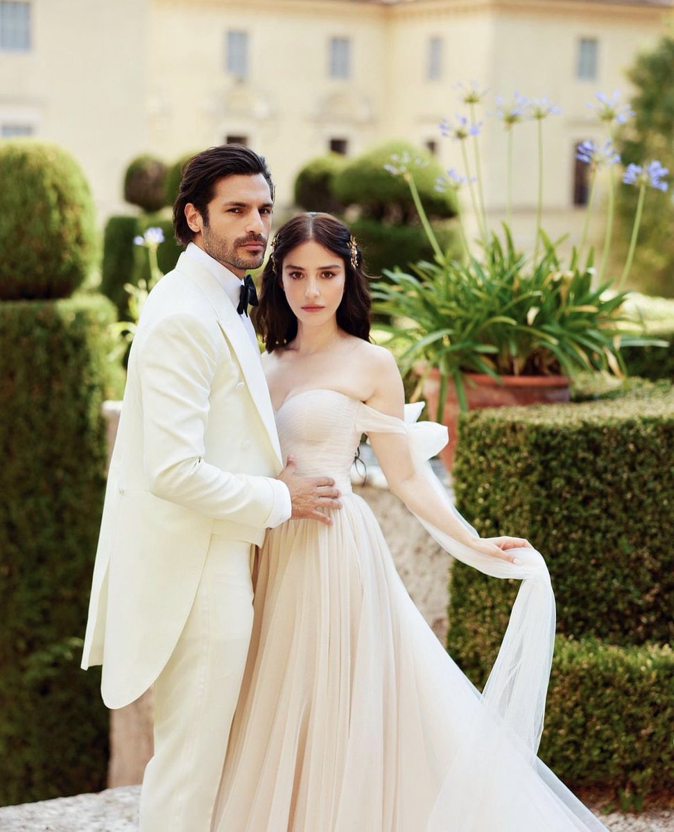 francyb09's tweet photo. Un anno fa… la royal couple turca per eccellenza 💕
Vi si ama bimbi 💕 #ÖzSer https://t.co/VM2UhzjleS