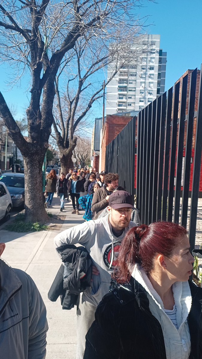Naty_Zelonka's tweet photo. #Elecciones2023 club Jorge Newbery (villa real - comuna 10) no funcionan las máquinas de 3 mesas. No te dejan votar en otras, no te dan constancia de que no se puede votar. Una vergüenza.  @horaciorlarreta @PatoBullrich @GugaLusto @SantoroLeandro @jorgemacri  @SergioMassa https://t.co/ExDQQKxHom
