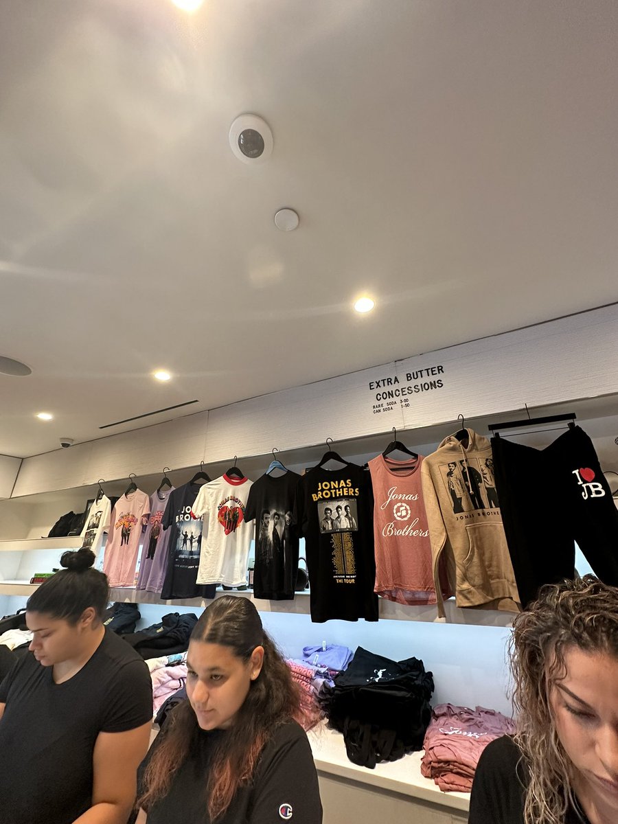 hslongisland's tweet image. Hey!! Jonas Brothers pop-up update. 
#jonasbrothers #extrabutter #jonasbrotherspopup