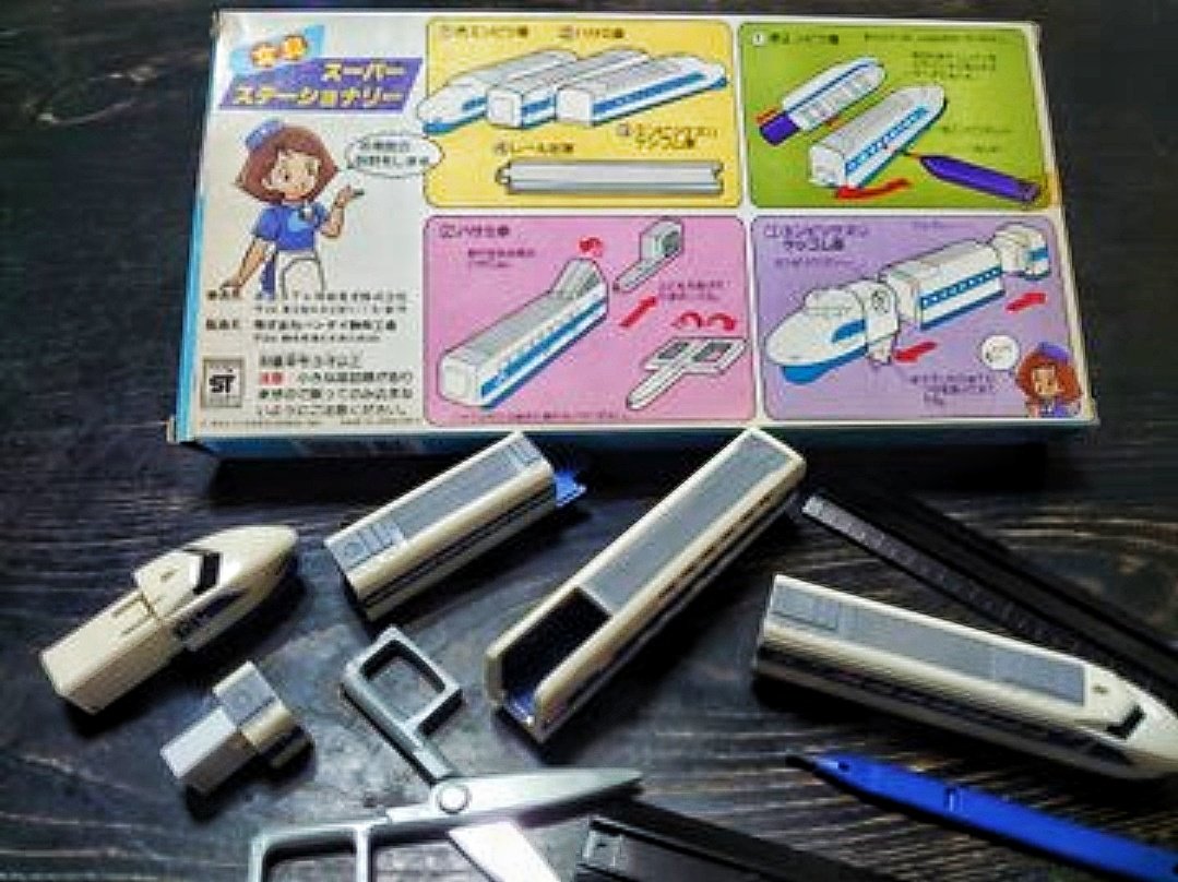 時は1987年
 
新幹線の食堂車(!)では、あるお土産を売っていた。

新幹線3両が、ステーショナリーになるセット。
製造はバンダイ。
流石に良く出来てる。

箱の裏はその頃の日本食堂のお姉さんキャラが花を添えて…

あれ?(^_^;) 