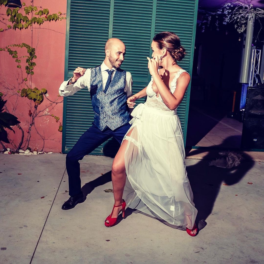 dancebocanegra's tweet photo. ✨ Be happy, be you!

#bocanegrauniversal #juanbocanegra #dancesport #ballroom #latin #salsa #bachata #kizomba #weddingdance #weddingbarcelona #grouplessons #privatelessons #loveislove 
Photos by #luzdebarcelona https://t.co/epAGLpPhJ8