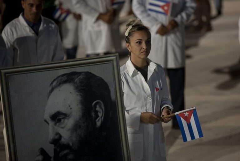 Cuba honra hoy a #FidelPorSiempre en su 97 cumpleaños, y lo hacen, cada día, los salubristas cubanos que  practican la solidaridad, humanismo y hermandad que él les legó, manteniendo viva su inmensa obra.

¡Fidel sigue siendo brújula en el hacer de #CubaPorLaVida!