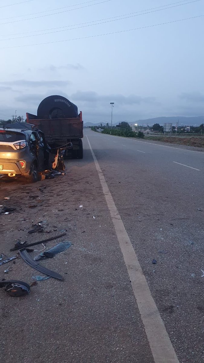 alokkumar6994's tweet photo. Black saturday 

37 lives lost including 5 deaths near Chitradurga in early morning today , where the car hit the lorry from behind 

Bike riders form the largest chunk

Inexperienced driver must avoid Night driving

Two wheeler riders should  use Helmet for their own safety https://t.co/r9GXirggYc