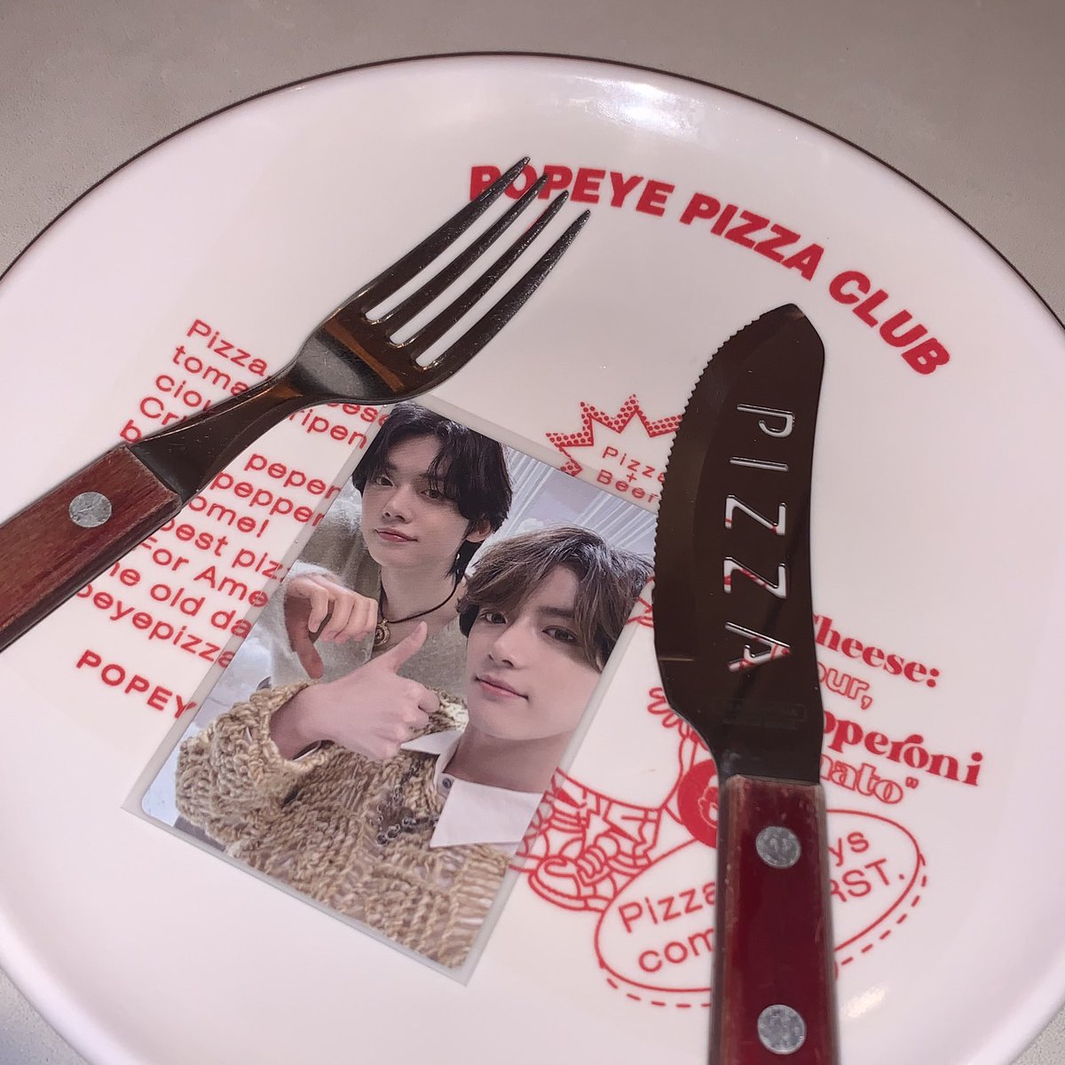 카이 생일 축하해 주러 쭈뀨미즈랑 같이 다녀왔어용 ✌🏻
카이야 생일 축하해~❤️

#휴카피자_먹어봤닝_닝맛있어