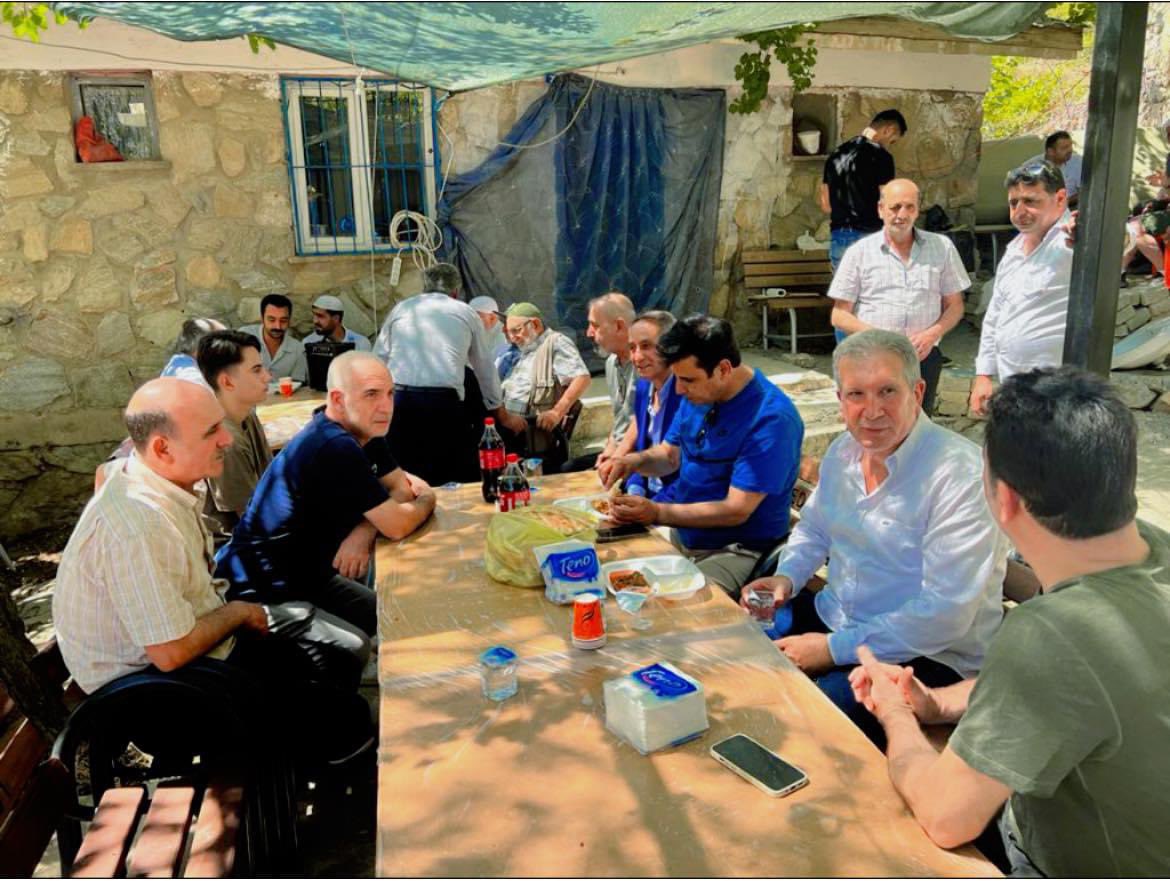 cungusbelediye's tweet photo. Belediye Başkanımız Sayın @akmeseasuat , Handere mahallemizden İş adamı Abdullah DEMİRKIRAN’ın hayrat yemeğine katıldı. Yemek yenildikten sonra, Sayın Başkanımız #Handere mahallemiz vatandaşları ile mahallemiz ve vatandaşlarımız ile ilgili görüşmeler gerçekleştirdi.

📍 Çüngüş https://t.co/xbGr3YKOiP
