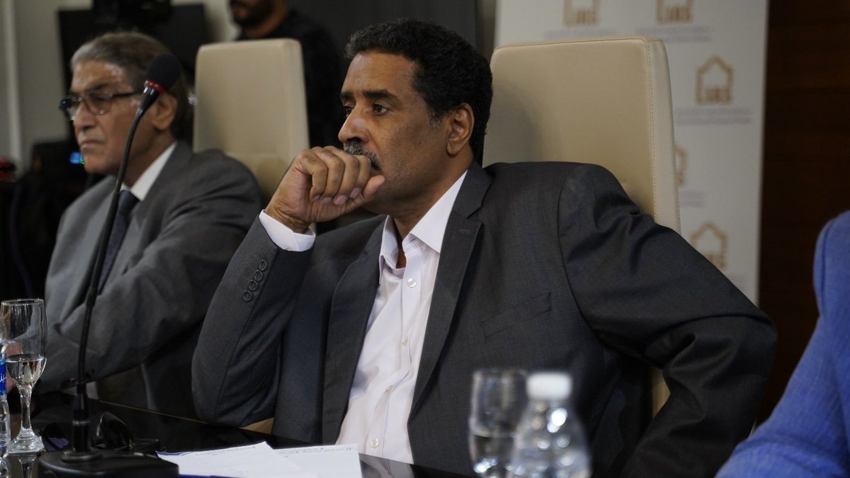 ElbrekiReem's tweet photo. استجابة لدعوة كريمة من مجمع ليبيا للدراسات @LibyaInstitute، ألقيت أمس السبت، محاضرة عن الهجرة غير الشرعية، في ندوة حملت عنوان "المهاجرون بين المعاناة الإنسانيّة والتّداعيات الأمنيّة"، جاءت بالتزامن مع اليوم العالمي للشباب.

وخلال المحاضرة، التي امتدت 3 ساعات، تطرقت للتحديات التي تواجه ليبيا ودول العالم، ومدى تأثير الظاهرة على المجتمع الليبي، اقتصاديًا وأمنيًا وسياسيًا وإنسانيًا. 

وأوجه التحية لكل من حضر الندوة، دون استثناء، وأؤكد أنني استمعت بحِرصٍ لمداخلات الجميع، والتي أثرت الندوة وساهمت بشكلٍ مباشر في نجاحها. 

تحدثنا جميعًا بِصدق تحتاجه ليبيا، وهو ما يُمكننا تقديمه بالحقائق والدلائل لأجل أرضنا؛ ماضينا وحاضرنا ومستقبلنا. 

أود أن أشكر الحضور الكريم: اللواء أحمد المسماري، المتحدث باسم الجيش الليبي، والفريق المصاحب له؛ المستشار المحترم إبراهيم بوشناف، وزير الداخلية الأسبق، مستشار الأمن القومي الليبي، والمستشار الدكتور فرج القطراني، رئيس نيابة المحكمة العليا، والدكتور عاشور شوايل، وزير الداخلية الأسبق.

كما أود أن أشكر النخب الأكاديمية على حضورهم وملاحظاتهم، وعلى رأسهم الدكتور زاهي المغيربي، والدكتور محمد سعد، والدكتور فرج نجم، و الدكتورة عبير امنينة، الدكتورة جازية شعيتير.

وأرسل تحية تقدير للأستاذة آمال بوقعقيص، وحنين بوشوشه، ومالك بوخطوة، والأستاذ سالم بعيص، والسفير محمد العجيلي، والأستاذ فرج خريبيش، والعقيد فرج الرمالي، وجابر العبيدي والاستاذ ناصر الدعيسي والدكتورة آية الوشيش.. والقائمة تطول وتشمل لفيفًا من أعلام مدينة بنغازي. 

أشكر الزوار من خارج بنغازي، على تكبدهم عناء السفر: الدكتور نصر التهامي، عميد كلية القانون بجامعة طبرق، والصديق محمد زيدان، الإعلامي الكبير.

والشكر موصول للقنصلية الإيطالية والقنصلية اليونانية، على مشاركتهما بتمثيل دبلوماسي رفيع، فضلًا عن المشاركة في حلقة النقاش بشكلٍ إيجابي.

أخشى أن تخونني الذاكرة وأغفل عن ذكر أسماء الحضور من الشباب، وممثلي منظمات المجتمع المدني الذين انخرطوا بفاعلية في المحاضرة.

وأبعث بشكر خاص للبروفيسور عارف النايض، الذي يحرص على تنظيم حلقات نقاش وندوات هادفة تمس المشهد السياسي والأمني في ليبيا، ولفريقه الخلوق الذي تشرفت بالعمل معه على مدار الأيام الماضية لتجهيز الندوة. 

والصحفي الميداني محمد شحات الذي حرص على الحضور من طبرق لتقديم الندوة. 

أشكركم جميعًا.. أنتم السبب الرئيسي لنجاح الندوة، حضوركم وملاحظاتكم وأسئلتكم كان لها طيب الأثر في نفسى.

أختكم ريم البركي