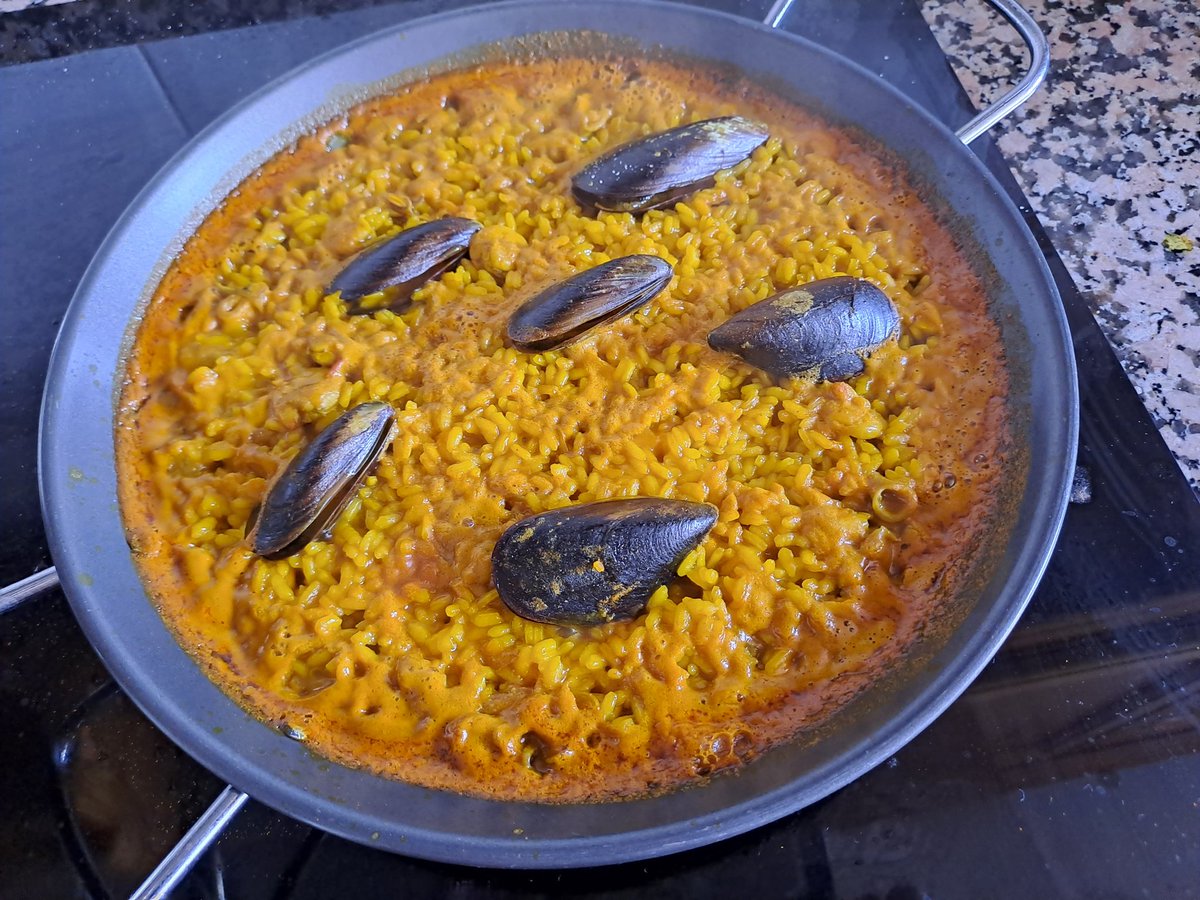 SuperMontoro's tweet photo. Gracias a todos por las muestras de cariño, era una escapada muy especial para nosotros. Hasta siempre, 76 rue de la République en #Pontarlier. Aquí dejo una foto de lo mejor de volver a casa... https://t.co/2j48dDbijV