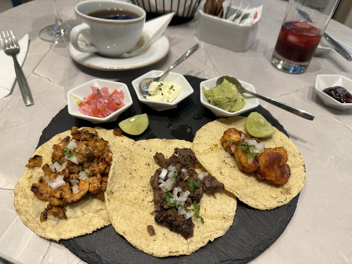 En Ambrosía del IQON en #Quito hay un brunch mexicano por $15. Tiene fruta con tajín, chilaquiles, trilogía de tacos 🌮, horchata, jamaica… 

⭐️⭐️⭐️⭐️⭐️