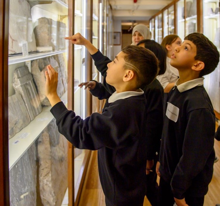 PetrieMuseEgypt's tweet photo. Tut Fest is coming to east London! Join in our family fun-packed afternoon of free ancient Egypt-themed activities @GeorgeMitchellSchool aimed at 4-12 year olds, incl. object handling, arts &amp; craft and hieroglyph-writing. 

Wed 13 Sept from 3pm 
https://t.co/JZ6P2S3ykr 🧵 1/2 https://t.co/95DF1C27qZ