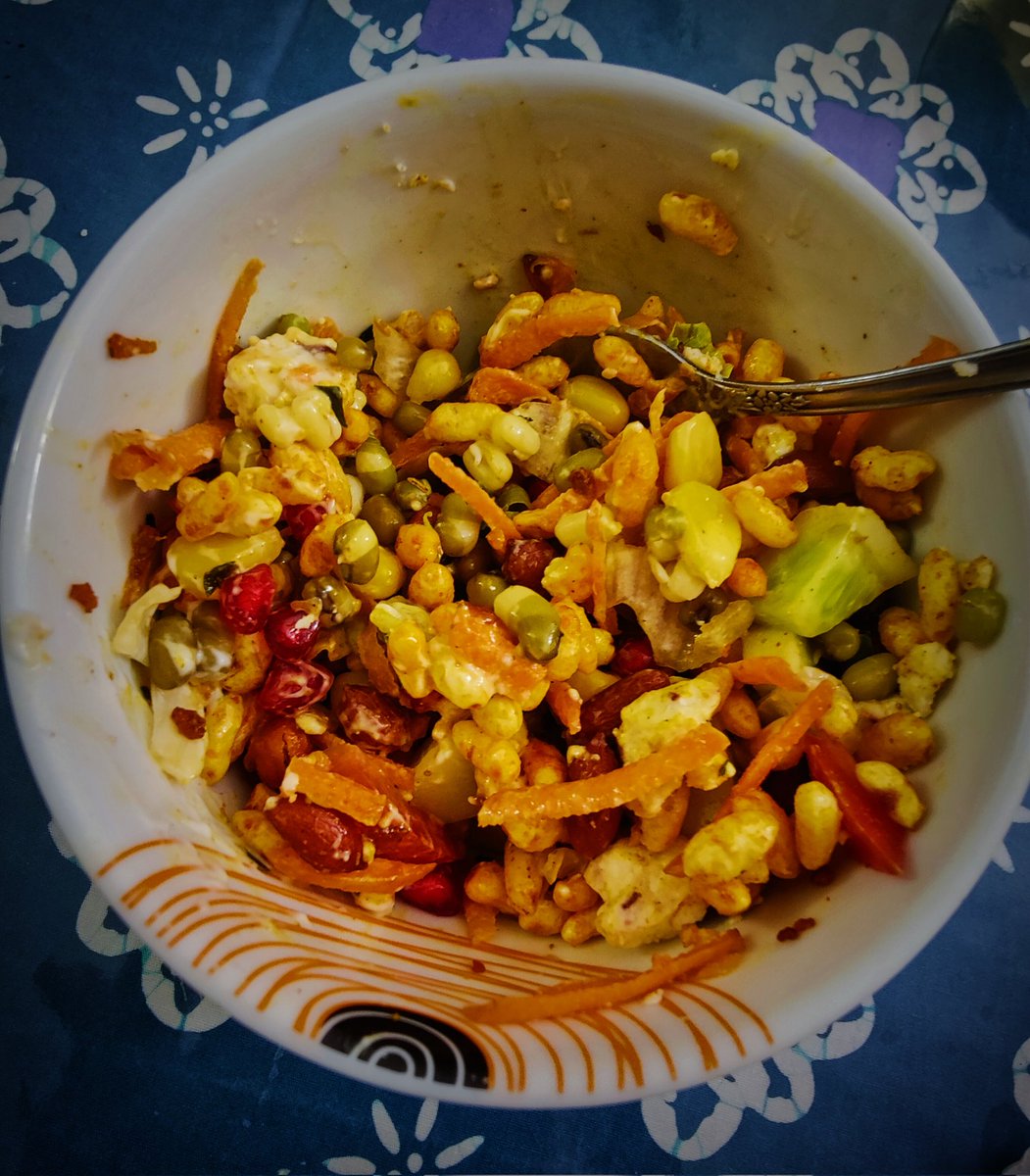 pariktank's tweet photo. #funsnack
Sprouted moong, tomato, cucumber, shredded carrot, Bhore bhadang, a touch of Mayo, Wensleydale cheese with cranberries
(Or whatever you can rummage in the fridge) https://t.co/iKiXud31Md