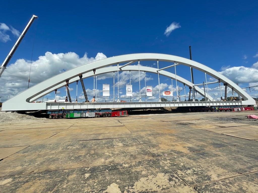 NDarmendrail_'s tweet photo. Opération essentielle pour la future RN2 aujourd'hui : le poussage du pont #ferroviaire spectaculaire de 3600 tonnes à son emplacement définitif ! Bravo aux équipes de @SNCFReseau @Bouygues_C @BertholdBTP qui ont relevé ce défi de taille ! @DrealHdF @hautsdefrance @FDhersin https://t.co/mAARA528GP