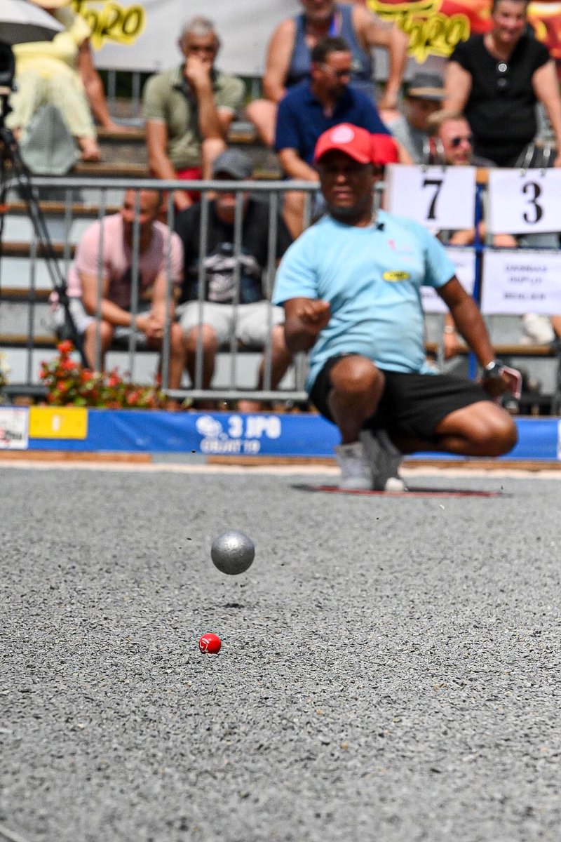Myrdwin's tweet photo. Même en vacances je suis obligé de sortir l’appareil photo 📸 #Petanque #Objat https://t.co/aDdrQaHx6W