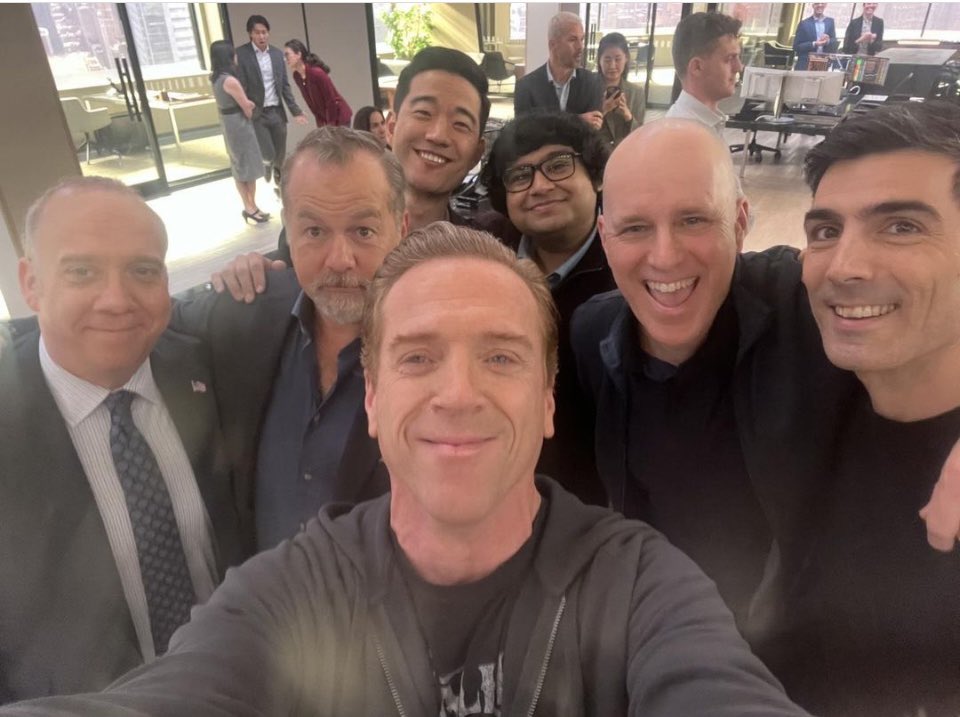 The band is back together as they dance a jig between scenes. Damian Lewis and more bts of Billions here: damian-lewis.com/new-gallery/fi… #DamianLewis #BobbyAxelrod #PaulGiamatti #MaggieSiff #AsiaKateDillon #DavidCostabile #Billions #BillionsSeason7 #BillionsS7 #bts