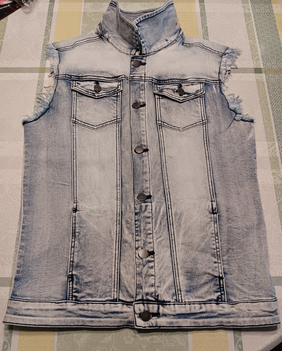 moviefan1981's tweet image. So dann wollen wir mal anfangen und aus der Weste eine Kutte machen. Erst mal Kragen und Knöpfe ab und dann Patches drauf.

#MetalKutte #Kutte #Patches #Patch