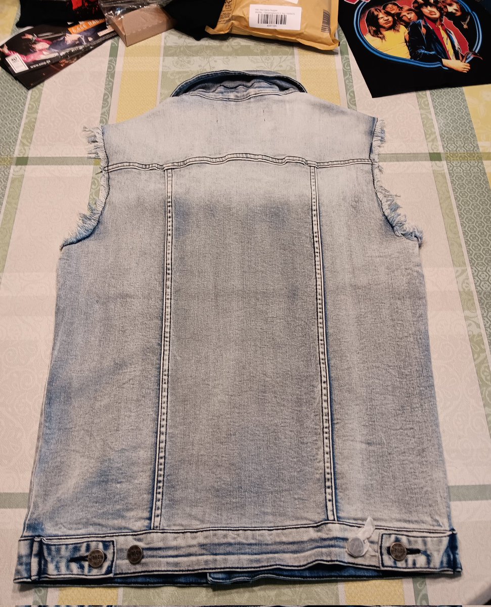 moviefan1981's tweet image. So dann wollen wir mal anfangen und aus der Weste eine Kutte machen. Erst mal Kragen und Knöpfe ab und dann Patches drauf.

#MetalKutte #Kutte #Patches #Patch