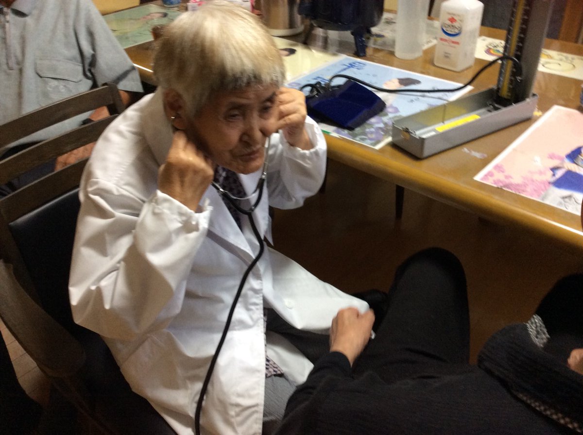 kenkoeiga's tweet photo. 【82歳で看護師復帰】
40年近く看護師を勤めた
しまこ様は　#脳梗塞
を２回も患い仕事を
#退職　する事に
でもどうしても看護師の
仕事がしたくて
#リハビリ　を頑張り
なんと82歳で
#デイサービス
に勤務されました素晴らしい
#看護師　です

　#医療　#健康　#健康法
#葉七はなこ　#病気　#病院 https://t.co/VZWQiiGpHB