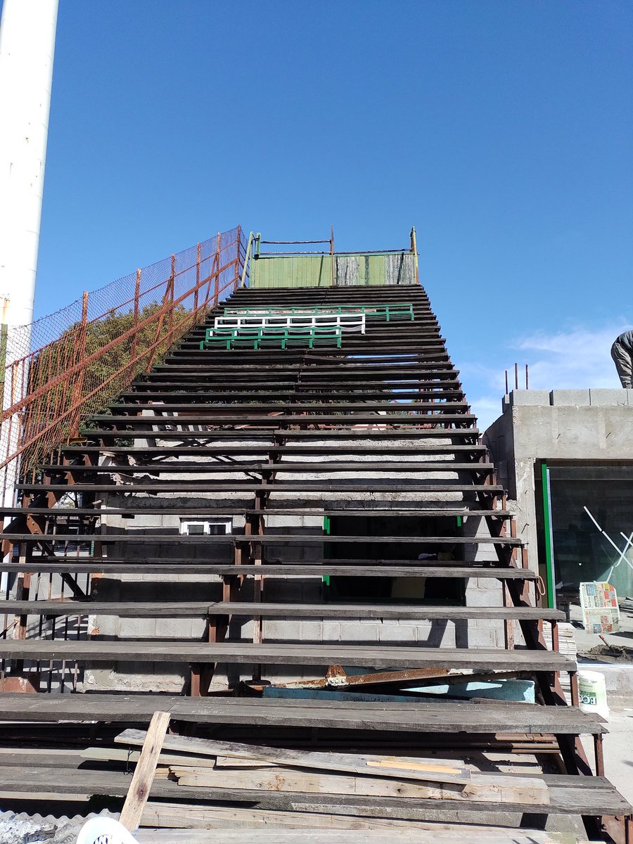 Ese tramo de la vieja tribuna de madera es parte del museo que está construyendo la Subcomisión de Historia y Museo de Ferro Carril Oeste. Cuando esté finalizado será visita obligada para quienes amamos a nuestro fútbol. Un trabajo encomiable que merece reconocimiento