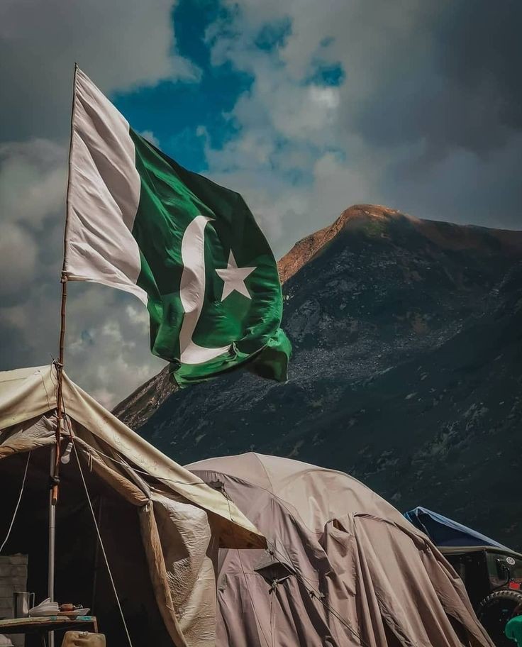 میرے وطن! میرے بس میں ہو تو تیری حفاظت کروں میں ایسے 
خزاں سے تجھ کو بچا کے رکھوں بہار تجھ پہ نثار کر دوں! 
اس ملک نے تو ہمیں بہت کچھ دیا مگر ہم نے اس کو کیا دیا، ذرا نہیں پورا سوچیں 🥲
#IndependenceDay #14August2023