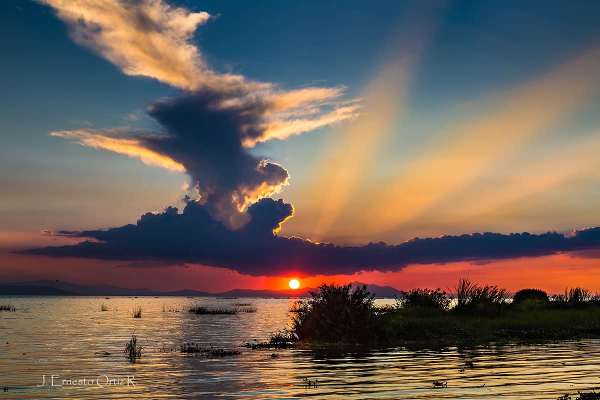 I had this late post come in and could not help but share. Muchos Gracias Ernesto Ortiz Razo  
One of the many sunsets on Lake Chapala...Ribera de Jamay, Jal.  Oct. 2022