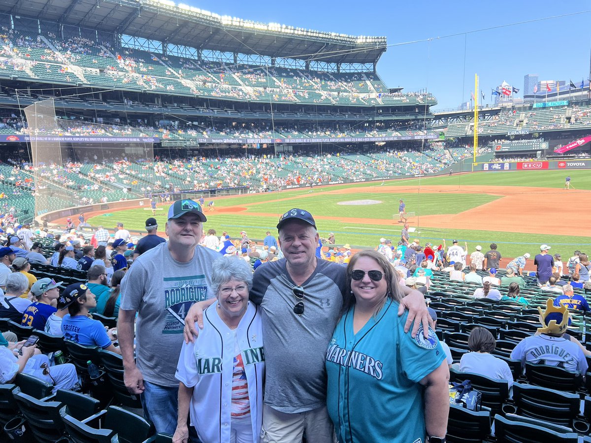Lianne72's tweet photo. Final game of King Felix weekend.  Let’s go MARINERS!!   #myhappyplace #SeaUsRise #whereiroot @Mariners @RealKingFelix https://t.co/PFQa3AEQNO