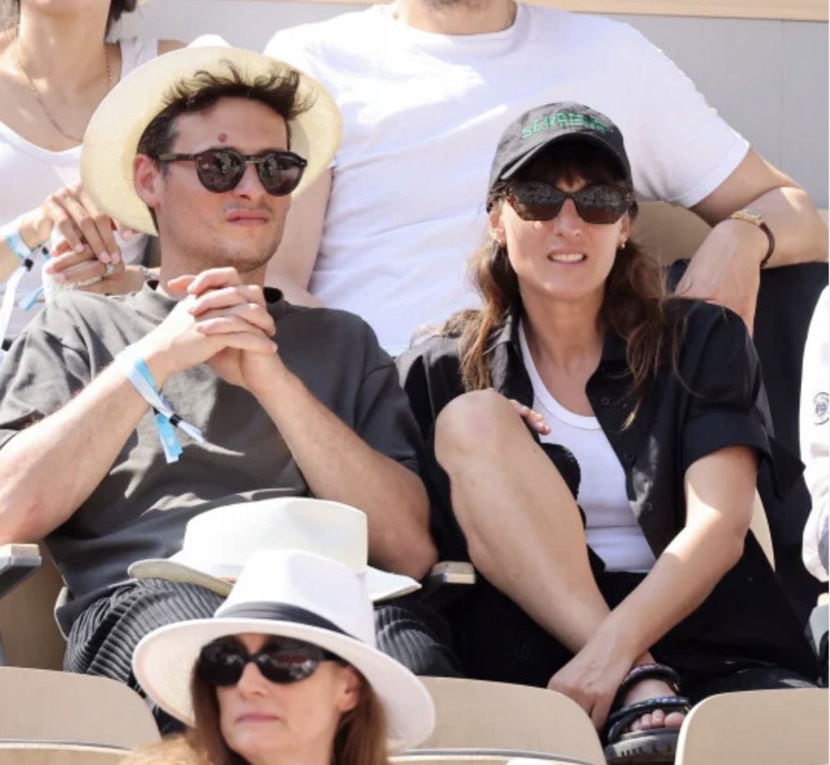 Bruno_Attal_'s tweet photo. Chers contribuables, vous avez payé 154000€ pour subventionner Juliette Armanet afin qu’elle soit au carré VIP à Roland Garros. 
Elle n’aime pas Michel Sardou car il est de droite, la bobo gaucho dans toute sa splendeur… https://t.co/IwMD6fHxpm