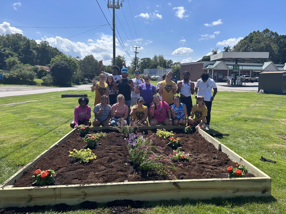 MirtaMMartin's tweet photo. @FerrumCollege Panthers continue to exemplify our motto of “Not Self By Others” by going out to help our Ferrum community @FranklinCounty #NotSelfButOthers #WelcomeHome #PantherProud https://t.co/Skpz4e6uhw