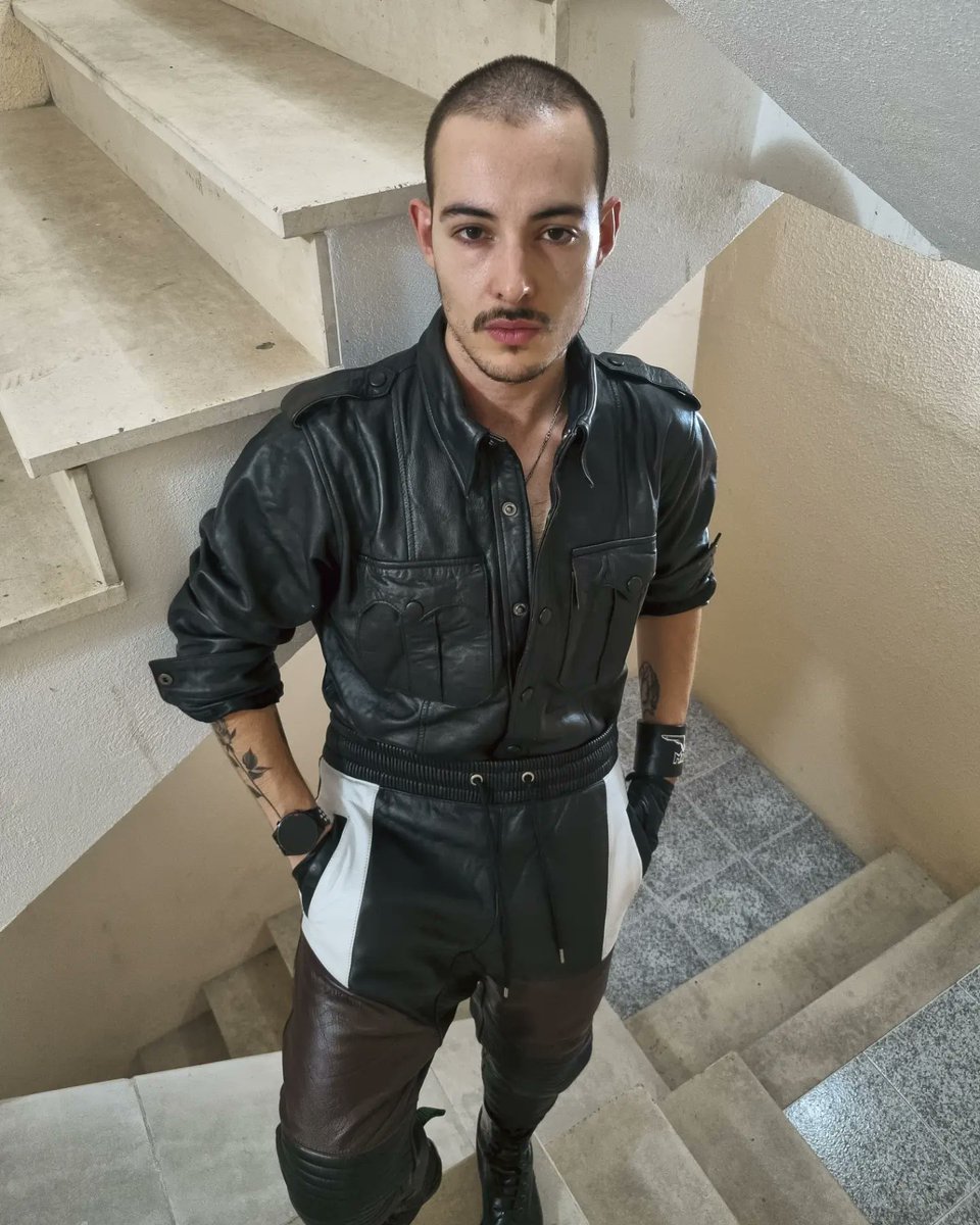 bluf2932's tweet photo. Retweet if you love Leather 🖤⛓️ https://t.co/XI2j0BuuVD