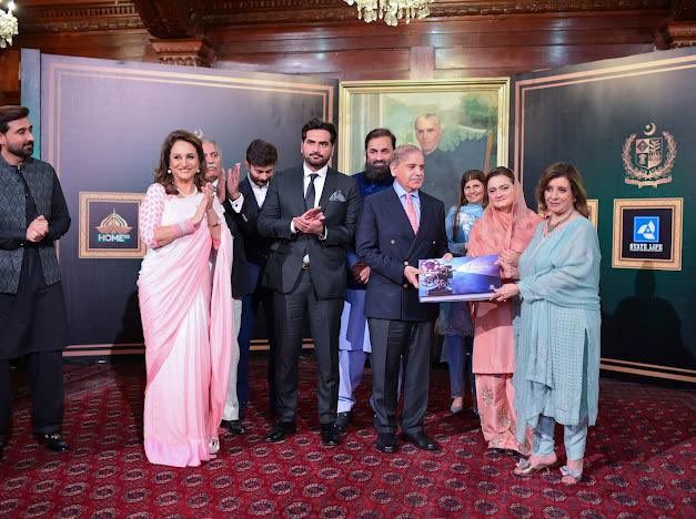iamhumayunsaeed's tweet photo. A privilege &amp; honour to be acknowledged by the state. Thank you Government of Pakistan for not just the Icon Award but also for finally implementing the long awaited Film &amp; Music Legislation facilitating the film industry in more ways than one @GovtofPakistan @Marriyum_A https://t.co/JZ03VoNfsG