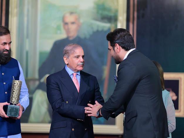 iamhumayunsaeed's tweet photo. A privilege &amp; honour to be acknowledged by the state. Thank you Government of Pakistan for not just the Icon Award but also for finally implementing the long awaited Film &amp; Music Legislation facilitating the film industry in more ways than one @GovtofPakistan @Marriyum_A https://t.co/JZ03VoNfsG