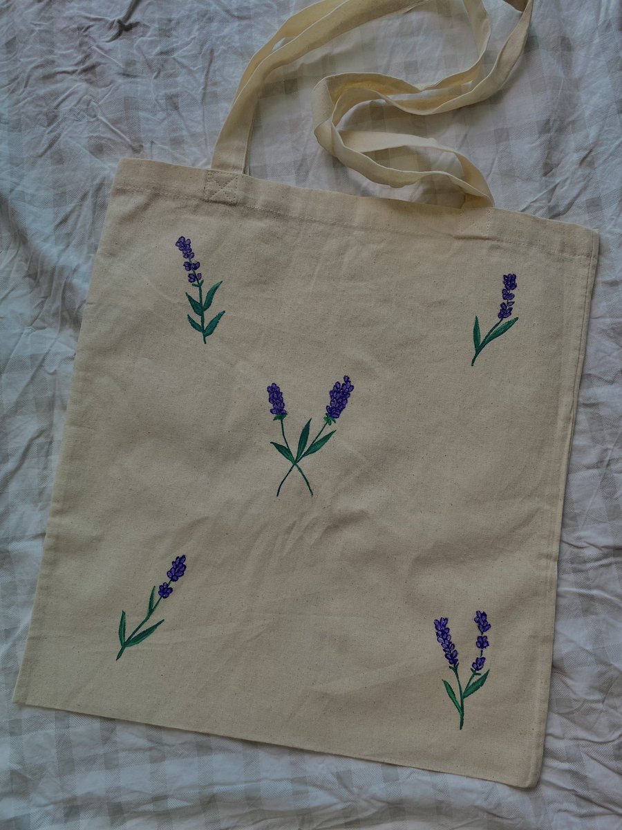 Hola, me da mucha vergüenza tener que poner esto. Necesito ayuda. Tengo algunas bolsas que pinto a mano y necesito venderlas porque no llego a fin de mes. Las estoy dejando a 10€ + envío. Podéis pedirme láminas, ilustraciones digitales…Lo que sea. Por favor, compartid