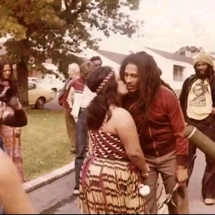 King__Bantu's tweet image. On a demandé un jour à Bob Marley s'il existait une femme parfaite.  Il à répondu:
Qui se soucie de la perfection ?
Même la lune n'est pas parfaite, elle est pleine de cratères.
La mer est incroyablement belle, mais salée et sombre dans les profondeurs.
Le ciel est toujours...
👇