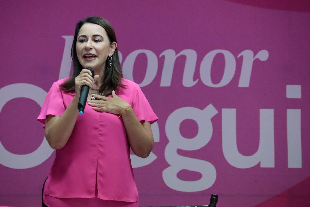 elconsejomx's tweet photo. Porque la educación es la mejor opción para la sociedad, nuestro pdte. @guerrerochipres participó en la entrega de 800 certificados de bachillerato del programa #PrepaParaTi, en el Centro de Convenciones Tlatelolco en la @AlcCuauhtemocMx. Gracias a @LeonorOtegui por la invitación https://t.co/Pgj6DjyWBo
