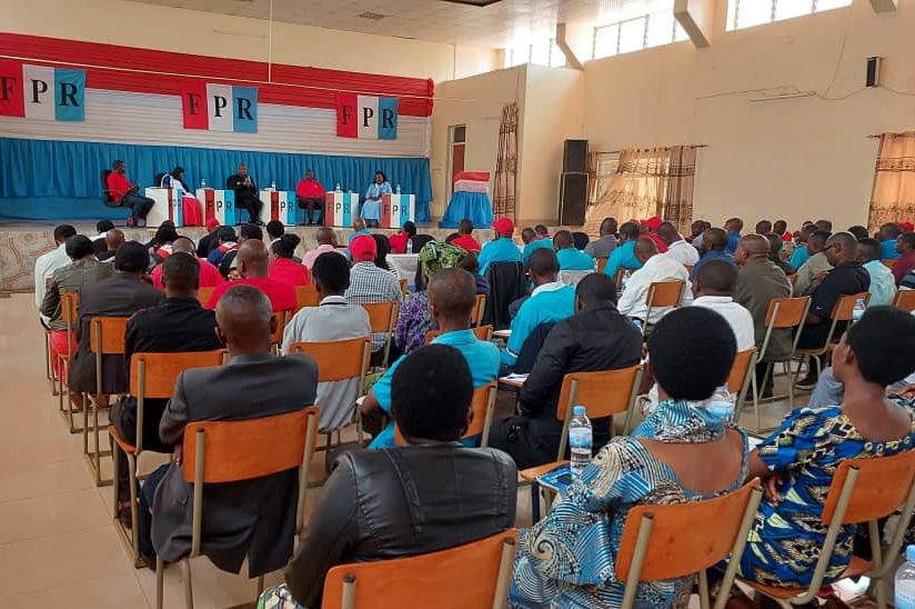 GakenkeRpf's tweet photo. Mu kiganiro cyatanzwe mu nama nyunguranabitekerezo yahuje abanyamuryango ba @GakenkeRpf baturutse mu nzego zitandukanye, hemejwe ko inama nk'izi zigomba gutegurwa kugera ku mudugudu hasesengurwa ibyabangamira ihame shingiro ry'ubumwe bw'abanyarwanda. @rpfinkotanyi @wellgas2 https://t.co/QV87aSlWp0