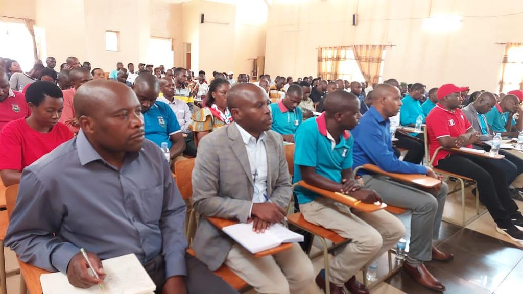 GakenkeRpf's tweet photo. Mu kiganiro cyatanzwe mu nama nyunguranabitekerezo yahuje abanyamuryango ba @GakenkeRpf baturutse mu nzego zitandukanye, hemejwe ko inama nk'izi zigomba gutegurwa kugera ku mudugudu hasesengurwa ibyabangamira ihame shingiro ry'ubumwe bw'abanyarwanda. @rpfinkotanyi @wellgas2 https://t.co/QV87aSlWp0
