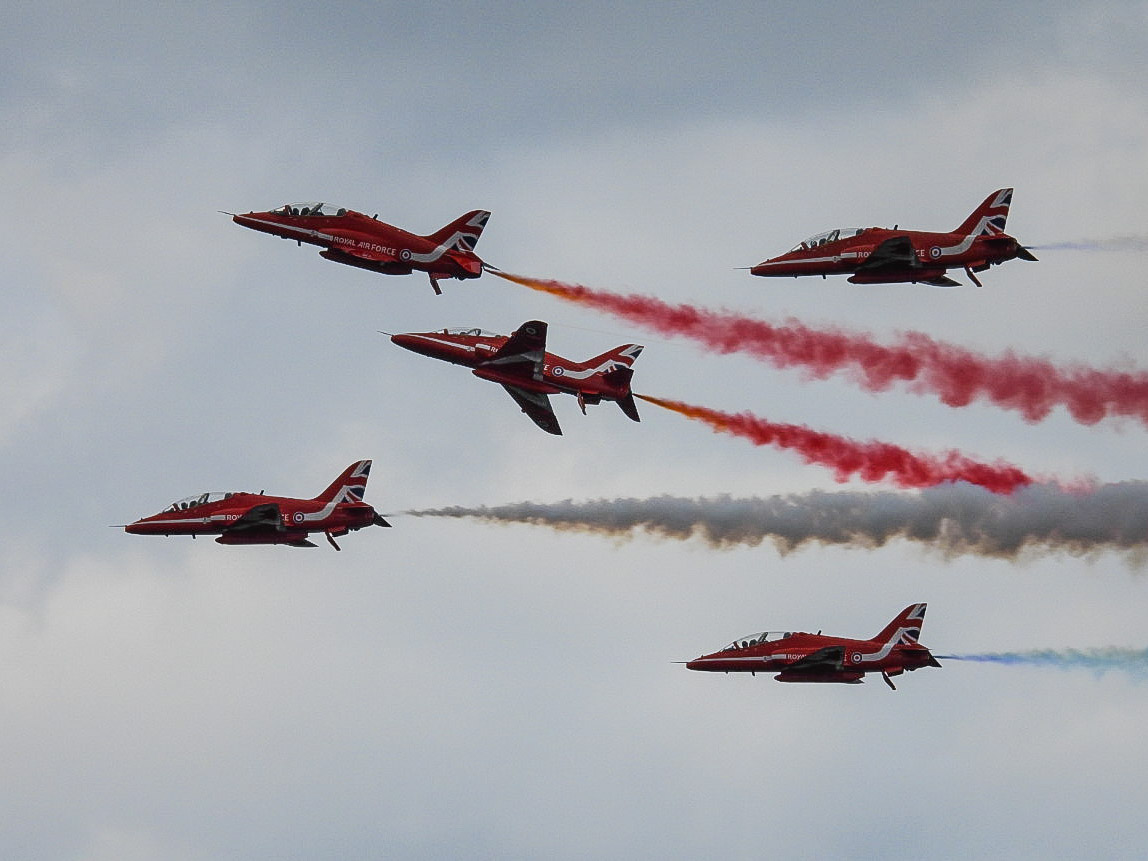 SBillcliffe's tweet photo. Whitby regatta @kerriegosneyTV @itvcalendar @itvweather @BBCLookNorth @looknorthBBC @LeedsNews @yorkshirepost @gazetteinwhitby #whitbyregatta @rafredarrows @ThePhotoHour @bbcweather https://t.co/HIlrbdCmnU