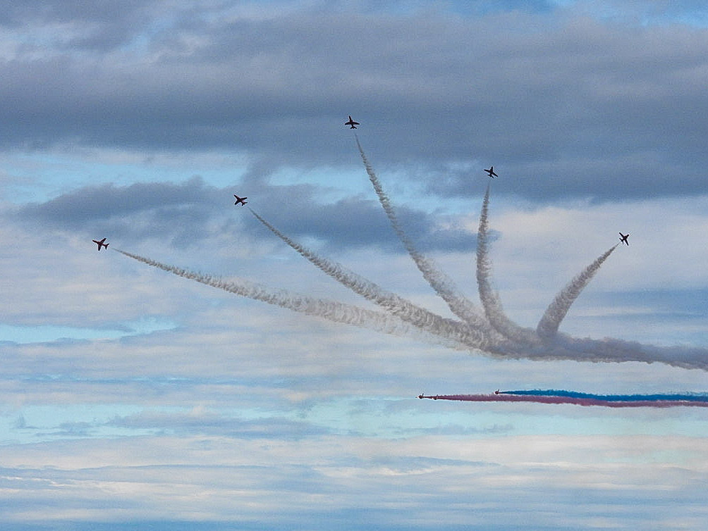 SBillcliffe's tweet photo. Whitby regatta @kerriegosneyTV @itvcalendar @itvweather @BBCLookNorth @looknorthBBC @LeedsNews @yorkshirepost @gazetteinwhitby #whitbyregatta @rafredarrows @ThePhotoHour @bbcweather https://t.co/HIlrbdCmnU