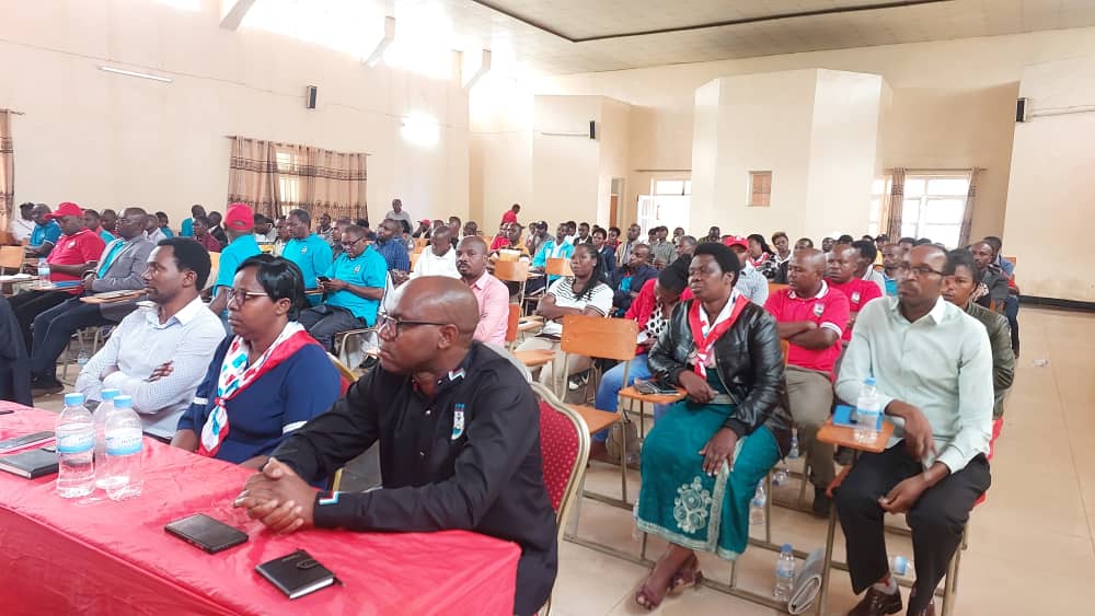 GakenkeRpf's tweet photo. Mu kiganiro cyatanzwe mu nama nyunguranabitekerezo yahuje abanyamuryango ba @GakenkeRpf baturutse mu nzego zitandukanye, hemejwe ko inama nk'izi zigomba gutegurwa kugera ku mudugudu hasesengurwa ibyabangamira ihame shingiro ry'ubumwe bw'abanyarwanda. @rpfinkotanyi @wellgas2 https://t.co/QV87aSlWp0