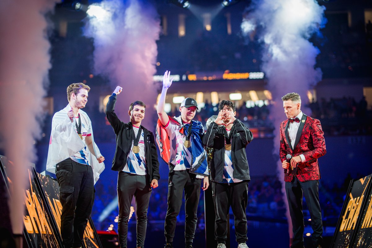 RocketBaguette's tweet photo. LA FRANCE 🇫🇷 EST BACK-TO-BACK #RLCS WORLD CHAMPION AVEC 2 ROSTERS TOTALEMENT DIFFERENTS ! 🏆🏆

LA FRANCE N'EST PLUS SUR LE TOIT DU MONDE, ELLE EST LE TOIT. 🇫🇷 https://t.co/uG7EWp9mb2